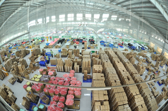 ▲한세실업 베트남 TG법인 공장에 생산된 제품들이 쌓여져 있다.(사진=한세실업)