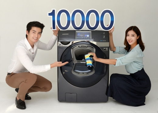▲삼성전자 모델들이 11일 출시 6주 만에 국내 판매 10,000대를 돌파한 삼성 '버블샷 애드워시' 드럼세탁기를 소개하고 있다.
(사진제공=삼성전자)
