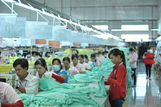 ▲한세실업 베트남 제3생산법인에서 한 직원이 제품을 검수하고 있다. 이 공장에서는 50개 생산라인에서 연간 1800만장의 의류를 생산하고 있다.(사진=한세실업)