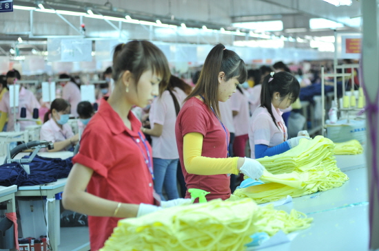 ▲한세실업 베트남 제3생산법인에서 직원들이 제품 생산에 열중하고 있다.(사진=한세실업)