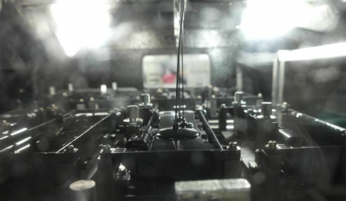 ▲뉴인텍의 하이브리드 자동차용 커패시터 제조 과정 중 에폭시를 씌우는 과정 모습.사진제공 뉴인텍