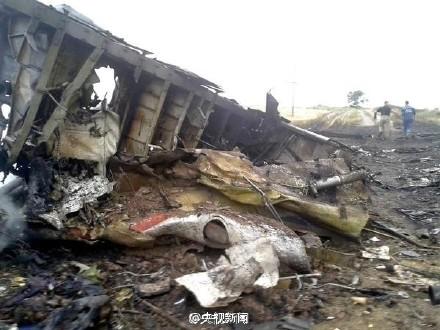 ▲지난해 7월17일(현지시간) 말레시아항공 MH17 여객기가 우크라이나 동부 상공에서 미사일에 격추돼 추락했다. 사진은 당시 추락한 여객기의 잔해. 사진=중국중앙(CC)TV 웨이보 