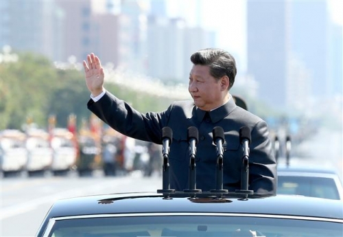 ▲시진핑 중국 국가주석이 지난 9월3일(현지시간) 중국 베이징에서 열린 전승절 70주년 열병식 사열에서 사람들을 향해 손을 흔들고 있다.  베이징/신화뉴시스