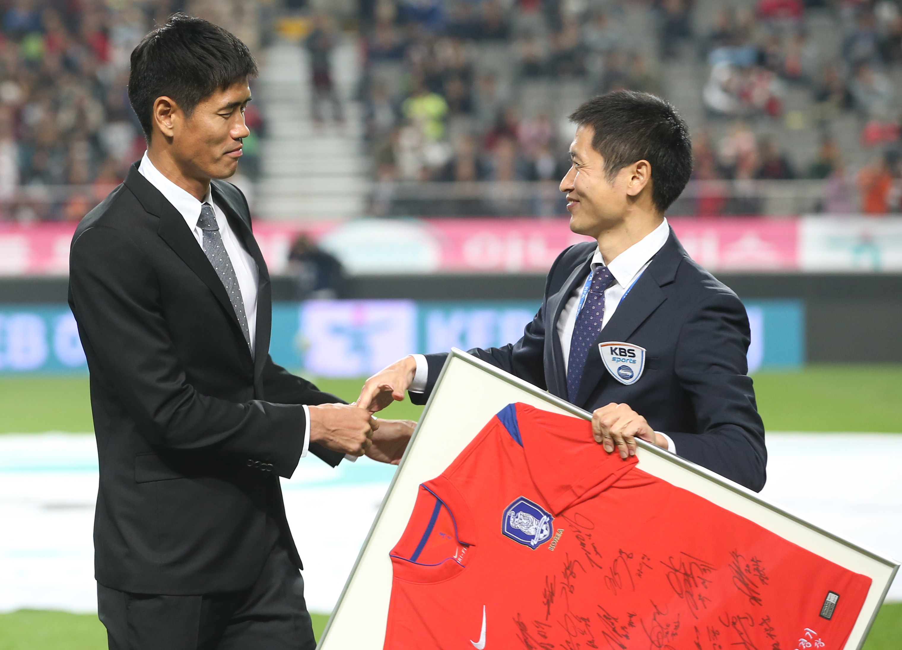 ▲13일 서울월드컵경기장에서 열린 축구국가대표팀 친선경기 한국 대 자메이카 경기. 설기현이 하프타임 때 열린 자신의 은퇴식에서 이영표로부터 선물을 받고 있다.(사진=연합뉴스)