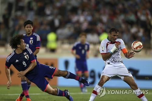 ▲13일(현지시간) 이란 테헤란에서 일본과 이란의 축구 친선경기가 열렸다. 일본 공격수 오카자키 신지가 몸을 날리며 슈팅을 시도하고 있다. (사진=연합뉴스)