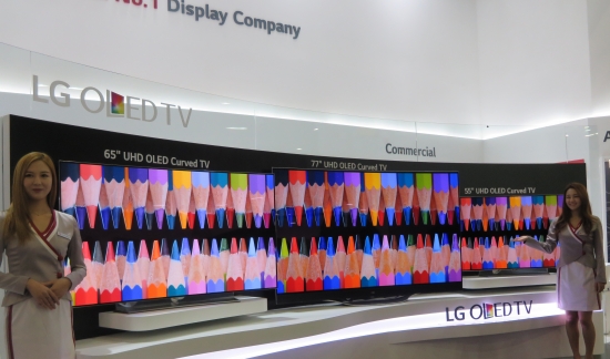▲도우미들이 'IMID 2015' 전시회에서 LG디스플레이가 대표제품으로 선보인 UHD커브드 OLED TV  라인업을 소개하고 있다. (사진제공=LG디스플레이 )
