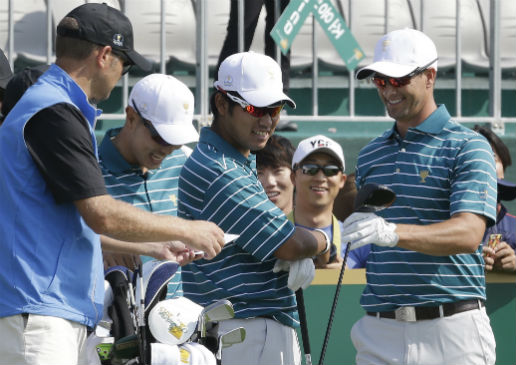 ▲2015 프레지던츠컵에 출전한 인터내셔널팀. 배상문과 짝을 이뤄 인상적인 경기를 펼친 마쓰야마 히데키(가운데)는 휴식 없이 곧바로 PGA 투어 개막전 프라이스닷컴 오픈 대회장을 찾았다. (AP뉴시스)