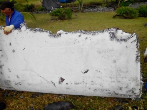 ▲지난 8월 프랑스 레위니옹섬에서 발견된 말레이시아항공 MH370기 잔해. 사진=신화/뉴시스