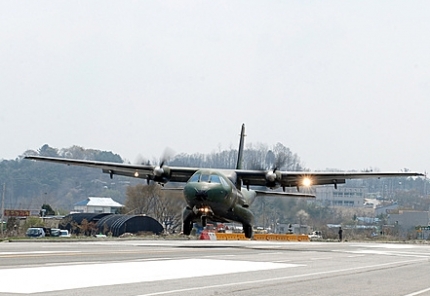 ▲공군 수송기 CN-235가 활주로에 착륙하고 있다. (사진=뉴시스)
