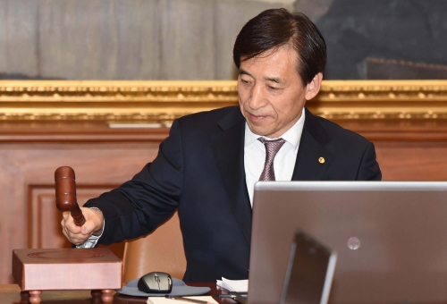 ▲이주열 한국은행 총재가 15일 오전 서울 중구 한국은행 본점에서 열린 금융통화위원회에서 의사봉을 두드리고 있다.(사진출처=연합뉴스 )