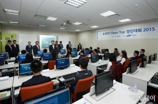 ▲오광수 법무무 범죄예방정책국장, 삼성SDS 인사팀장 등이 대회에 참가한 학생들을 격려하고 있다. 사진제공 삼성SDS