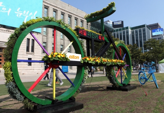 ▲알톤스포츠가 서울광장에 세운 자전거 조형물.(사진=알톤스포츠)