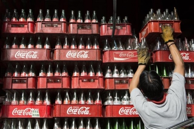 ▲코카콜라는 남미와 아프리카에서 사브밀러와  전략적 제휴를 통해 보틀링 사업을 진행하고 있다. 사진은 지난 2013년 멕시코의 한 근로자가 코카콜라 빈병을 실고 있는 모습. 블룸버그