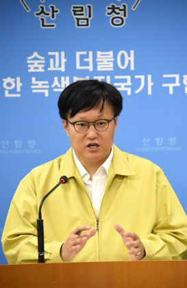 ▲이규태 산림청 산림보호국장이 지난 7월 정부대전청사에서 '산사태방지 종합대책'을 발표하고 있는 모습. 