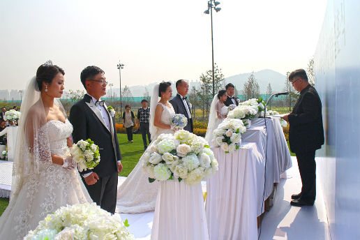 ▲18일 경기 시흥의 솔트베이 골프클럽에서는 다문화가정 무료 합동결혼식이 진행됐다. (솔트베이GC)