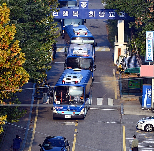 ▲19일 오전 광주 북구 문흥동 광주교도소에서 1800여명의 수용자를 태운 호송차량이 경찰과 군의 철통경비를 받으며 새로운 교도소로 이동하고 있다. (사진=뉴시스)