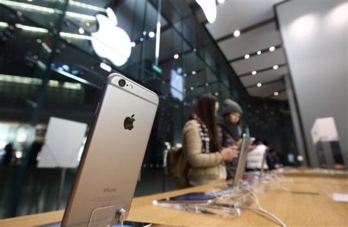▲미국 법원 배심원들이 최근 위스콘신대가 애플을 상대로 제기한 특허 침해 소송에서 애플이 2억3400만 달러를 물어야 한다고 평결했다. 애플 아이폰6가 중국 베이징의 한 애플스토어에 진열돼 있다. 블룸버그 

