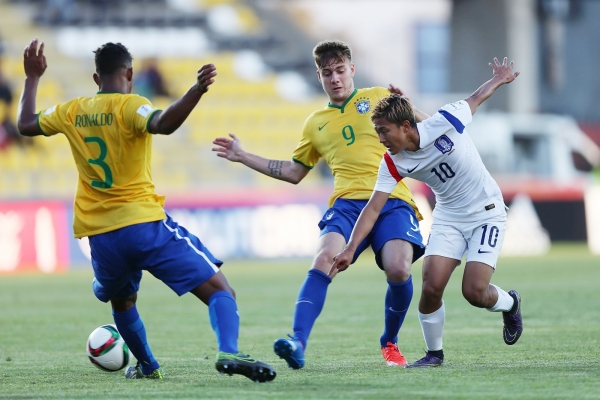 ▲18일(한국시간) 칠레 코킴보의 프란시스코 산체스의 루모로소 스타디움에서 열린 2015 FIFA 17세 이하(U-17) 월드컵 B조 조별리그 1차전에 출전한 이승우가 브라질 수비진 사이에서 드리블하고 있다. (연합뉴스)