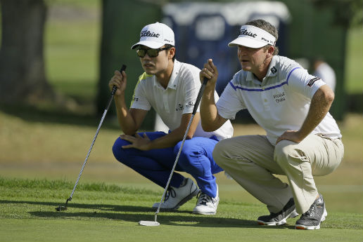 ▲케빈 나(왼쪽)가 PGA 투어 시즌 개막전 프라이스닷컴 오픈에서 연장전 접전 끝에 준우승을 차지했다. (AP뉴시스)