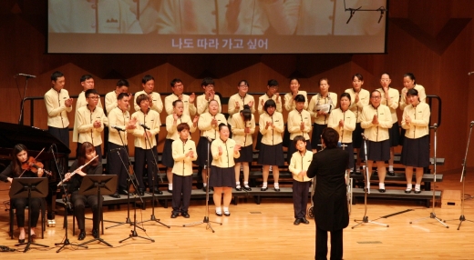 ▲지난해 홀트 장애인 합창단 ‘영혼의 소리로’ 단원들이 예술의 전당에서 열린 정기공연에서 합창곡을 부르고 있는 모습(사진=JW중외그룹)