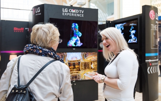▲19일(현지시각) 영국 카디프(Cardiff)의 세인트 데이비스 센터(St. David’s Centre)에 마련한 LG 올레드 TV 전시공간에서 LG전자 직원이 고객들에게 LG 올레드 TV를 소개하고 있다.(사진제공=LG전자)