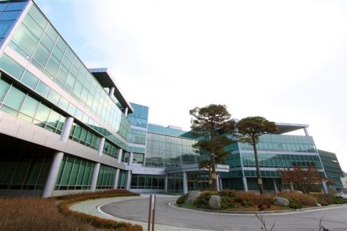 ▲더존비즈온은 지난 2011년 데이터센터 설립에 적합한 강원도 춘천의 지리적 이점을 이용해 서울에 있던 전 계열사를 지방으로 이전, 최신 설비의 클라우드 데이터센터인 ‘D-클라우드센터’를 오픈하고 운영에 돌입했다. 사진은 더존비즈온 본사