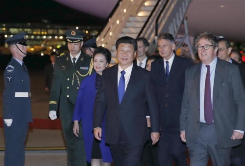 ▲시진핑(가운데) 중국 국가주석과 부인 펑리위안(왼쪽에서 3번째) 여사가 19일(현지시간) 영국 런던에 도착해 4박5일간의 일정을 시작했다. 사진=신화/뉴시스