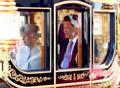 ▲20일(현지시간) 영국 런던에서 시진핑 중국 국가주석(오른쪽)과 영국 엘리바베스 2세 여왕이 함께 황금마차에 탑승한 모습. AP뉴시스