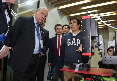 ▲앙헬 구리아 OECD 사무총장이 20일 대전센터를 찾아 입주업체(씨메스)의 3D스캐너 기술을 살펴보고 있다.(사진제공=SK그룹)