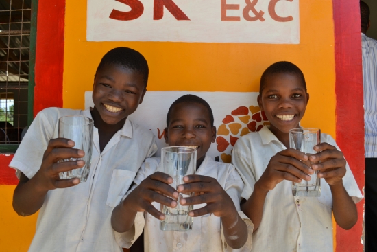 ▲아프리카 탄자니아 학생들이 물탱크를 이용한 물을 들고 있는 모습 (사진=SK건설)