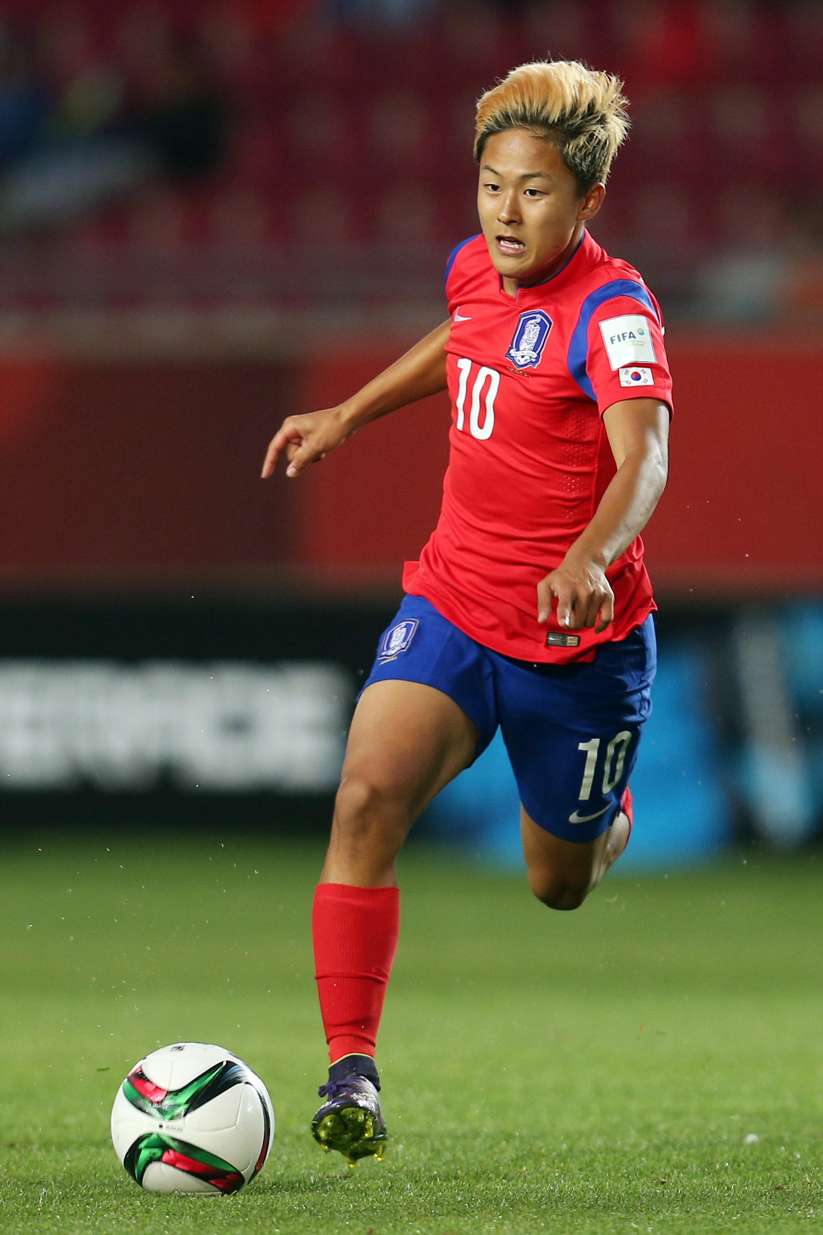 ▲21일(한국시간) 칠레 라세레나의 라포르타다 스타디움에서 열린 2015 국제축구연맹(FIFA) 17세 이하(U-17) 월드컵 조별리그 B조 2차전 기니와의 경기에 선발 출전한 이승우가 공을 드리블하고 있다. (연합뉴스)