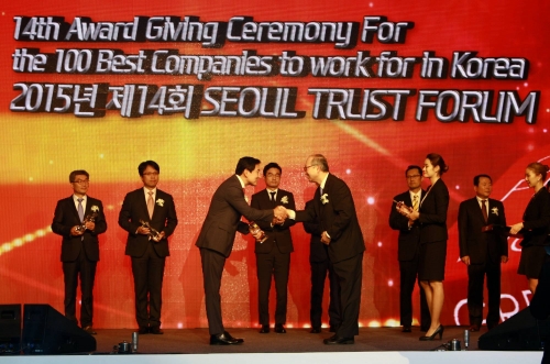 ▲제주항공은 22일 서울 그랜드힐튼호텔 컨벤션센터에서 열린 '제14회 대한민국 일하기 좋은 100대 기업' 시상식에서 본상을 수상했다.(제주항공)