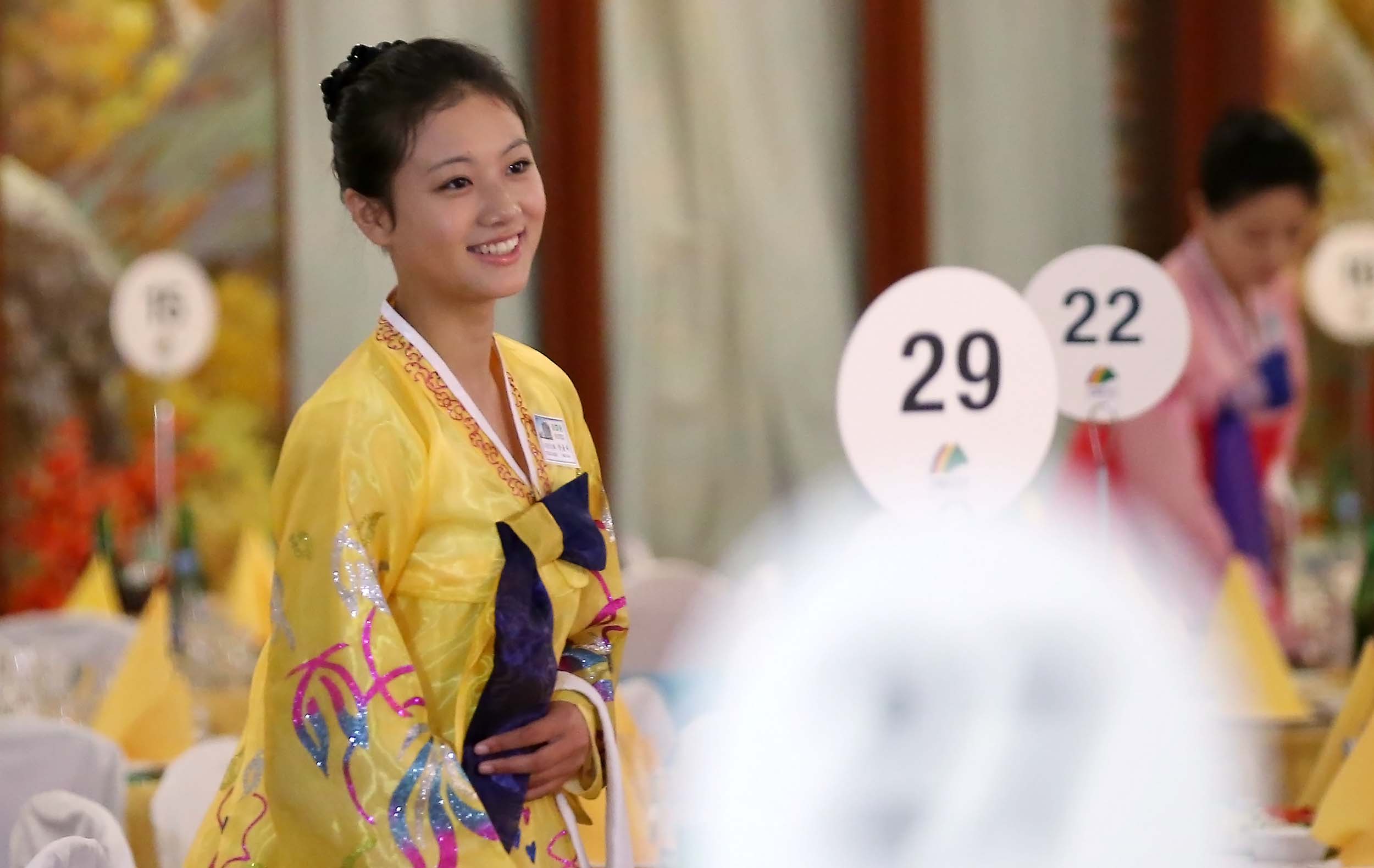 ▲제20차 이산가족 상봉행사 1회차 둘째 날인 21일 오전 북측 접대원 여성이 북한 금강산호텔에서 열리는 공동중식행사 준비를 하고 있다.(사진=연합뉴스)