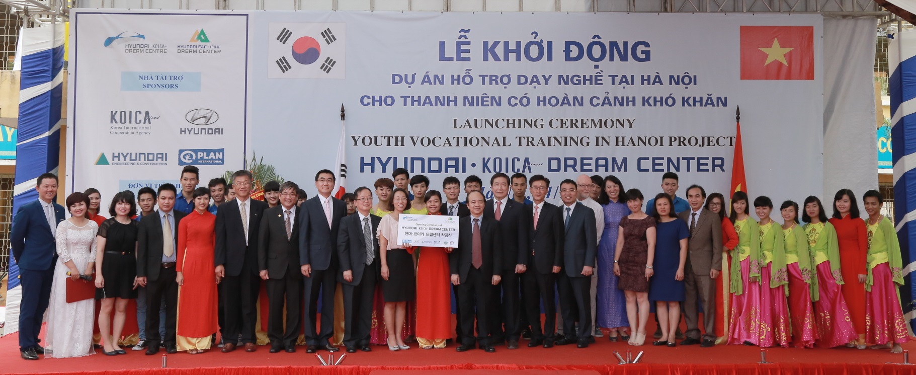 ▲현대자동차그룹, 코이카, 하노이공업대학 관계자들이 21일 ‘현대·코이카 드림센터’ 착공식 후 기념사진을 찍고 있다. 