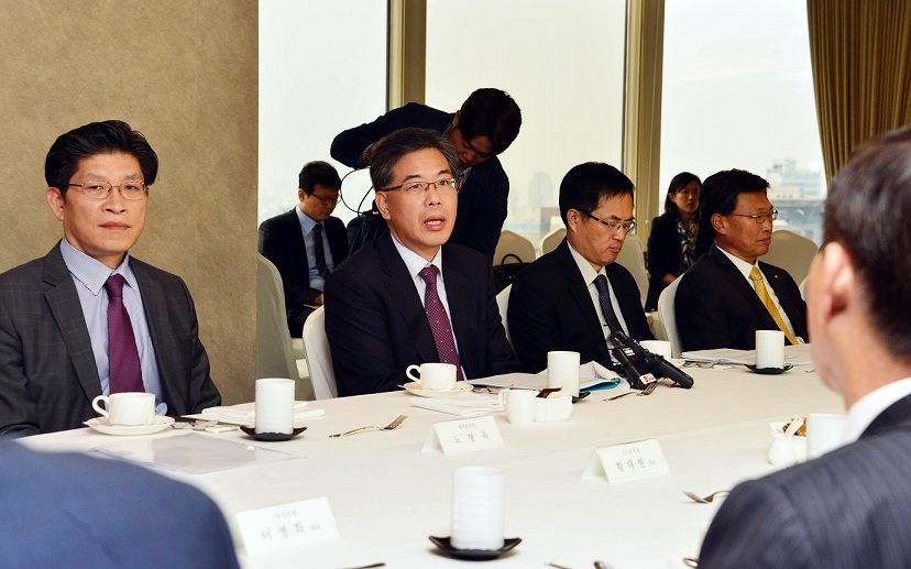 ▲송언석 기획재정부 2차관(왼쪽 두번째)이 취임 첫 공식일정으로 22일 서울시 중구 롯데호텔에서 국내 주요 건설사 CEO들과 민자사업 활성화 위한 조찬 간담회에 참석해 인사말을 하고 있다. 
 



