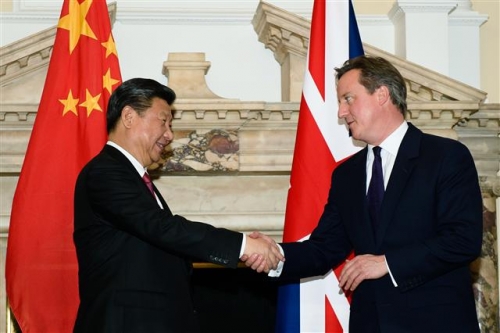▲시진핑(왼쪽) 중국 국가주석과 데이비드 캐머런 영국 총리가 21일(현지시간) 영국 런던에서 정상회담 후 가진 기자회견에서 악수를 하고 있다. 사진=AP/뉴시스