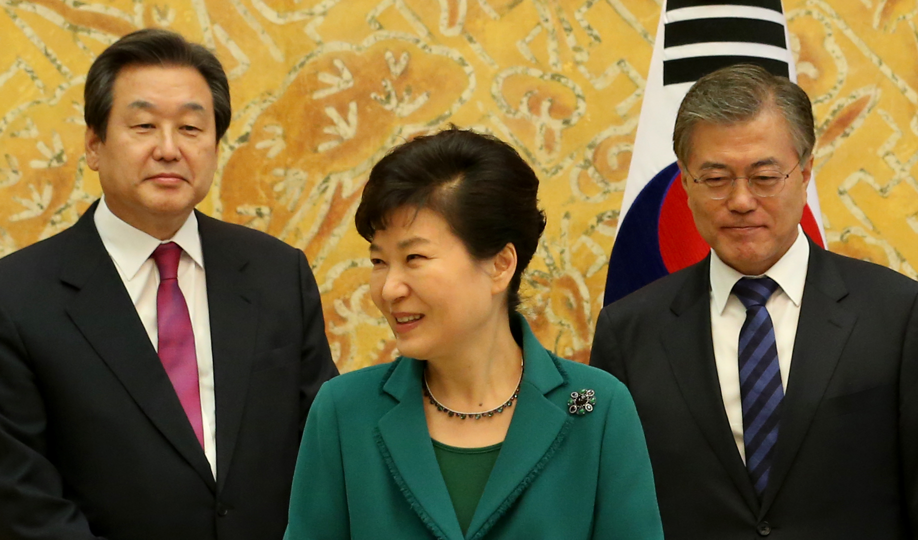 ▲박근혜 대통령과 새누리당 김무성(왼쪽)·새정치민주연합 문재인 대표(오른쪽)가 22일 오후 청와대에서 열린 여야지도부회동에서 대화하고 있다.(사진=연합뉴스)