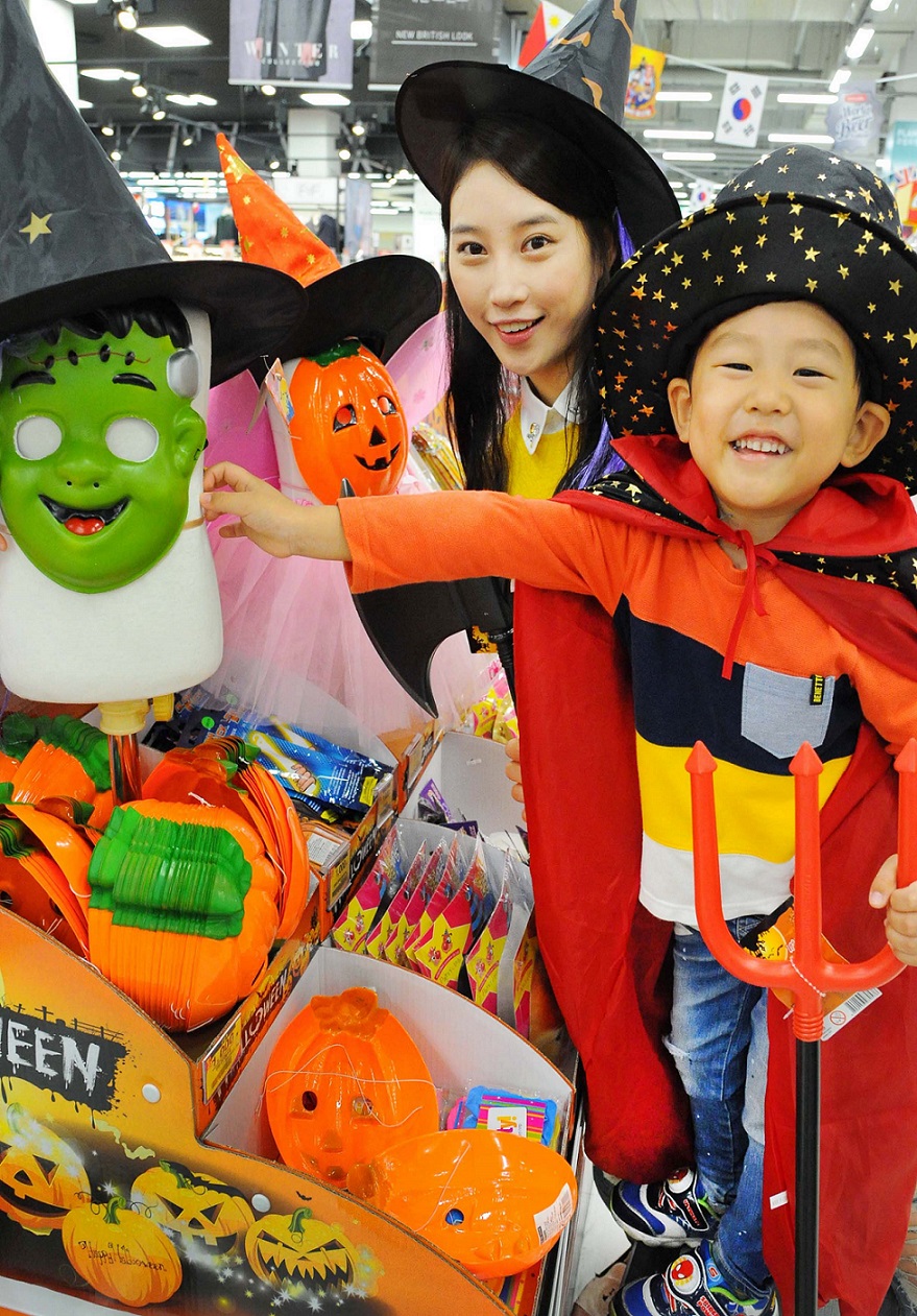 ▲24일 홈플러스 영등포점에서 모델들이 ‘할로윈 이색 상품 기획전’을 선보이고 있다. 홈플러스는 할로윈데이(10월 31일)를 앞두고 31일까지 아동들을 위한 할로윈 소품과 코스튬을 1000원부터 4만원대까지의 가격대로 마련, 다양한 상품을 판매한다.(사진 제공=홈플러스)