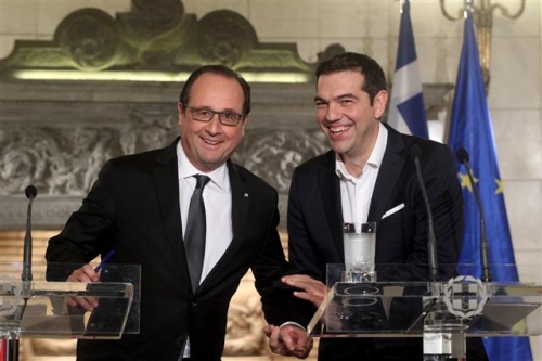 ▲23일(현지시간) 그리스 아테네에서 만난 알렉시스 치프라스(오른쪽) 그리스 총리와 프랑수아 올랑드 프랑스 대통령. 사진=AP/뉴시스