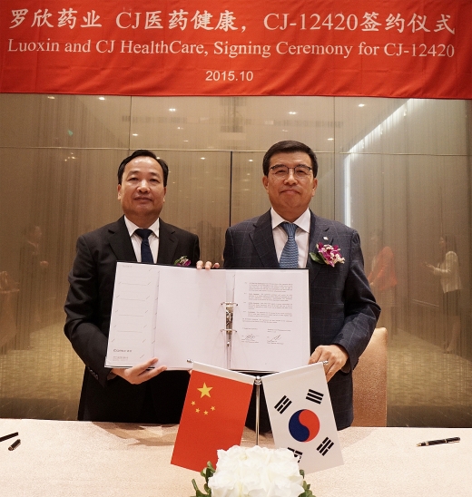 ▲강석희 CJ헬스케어 대표(사진 오른쪽)와 Baoqi Liu 뤄신 대표(사진=CJ헬스케어)