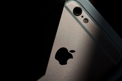 ▲애플 신제품 아이폰6S에 애플 사과 로고가 선명하게 보이고 있다. 블룸버그 