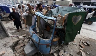 ▲26일 파키스탄 페샤와르에서 삼륜차가 지진으로 떨어진 벽돌에 파손됐다.(사진=EPA/연합뉴스)