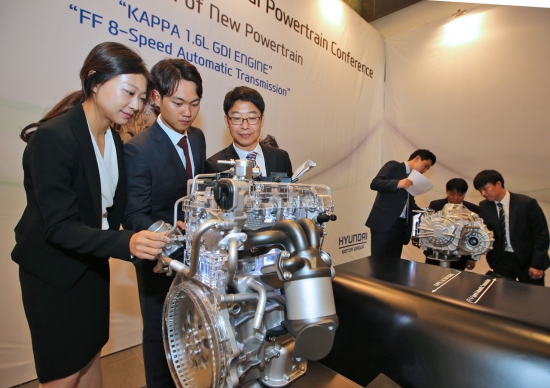 ▲현대·기아자동차는 27일(화), 28(수) 이틀 동안 롤링힐스(경기도 화성 소재)에서 ‘2015 현대·기아 국제 파워트레인 컨퍼런스(2015 Hyundai-Kia International Powertrain Conference)’를 개최한다.‘2015 현대·기아 국제 파워트레인 컨퍼런스’에서 참석자들이 현대기아차가 새롭게 선보인 카파 1.6L GDI 엔진(왼쪽)과 전륜 8속 자동변속기를 살펴보고 있는 모습 (사진제공 = 현대차)

