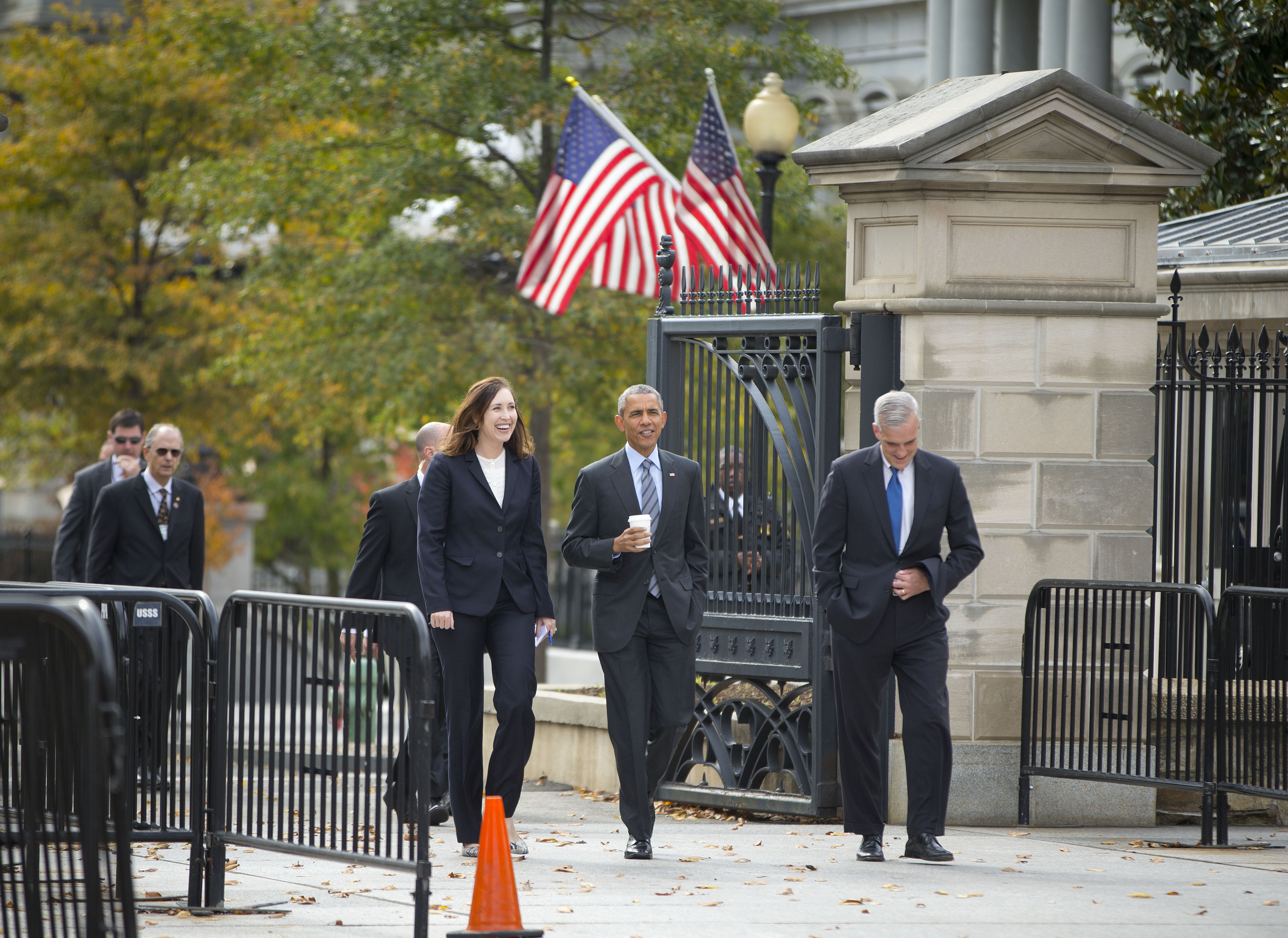 ▲ 버락 오바마 미국 대통령이 26일(현지시각) 점심을 먹기 위해 커피 종이컵을 들고 백악관을 걸어나오고 있다. 이날 톰 대쉴·조지 미첼 전 상원의원의 오찬 초청을 받은 오바마 대통령은 데니스 맥도너 백악관 비서실장(오른쪽), 케이트 팰런 법률국장(왼쪽)과 함께 백악관에서 두 블록 떨어진 '메트로폴리탄 클럽'으로 도보로 갔다.   (사진=AP/뉴시스)