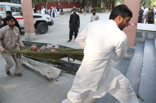 ▲26일(현지시간) 아프가니스탄 닝가르하르 주에서 지진 부상자를 사람들이 병원으로 옮기고 있다. 사진=신화/뉴시스