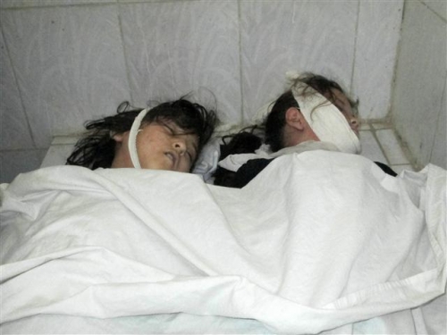 ▲26일(현지시간) 아프가니스탄과 파키스탄 접경 지역에서 규모 7.5의 강진이 발생한 가운데 아프간의 한 학교 건물에서 빠져나오다 부상을 당한 여학생들이 병원에 입원해 있다. 사진=AP/뉴시스 