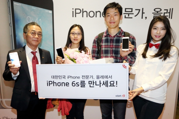 ▲KT '아이폰6S' 1호 가입자인 배은희·김종필 부부(가운데)가 지난 23일 '아이폰6S' 출시 행사에서 이동수 KT 마케팅부문 IMC센터 전무(왼쪽)와 함께 '아이폰6S' 개통을 축하받고 있다.(사진제공=KT)