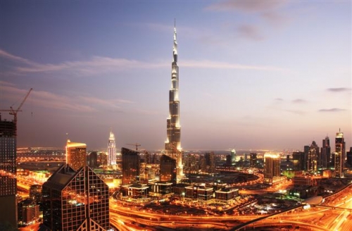 ▲삼성물산은 지난 2009년 아랍에미리트연합에 828m(160층) 높이의 세계에서 가장 높은 건물 ‘부르즈 칼리파'를 지었다. 58개의 엘리베이터와 외벽을 덮는 2만9000여개의 커튼 월이 시공된 이 건물은 3일에 한 층씩 건설하는 최첨단 공법으로 완공됐다. 사진제공 삼성물산