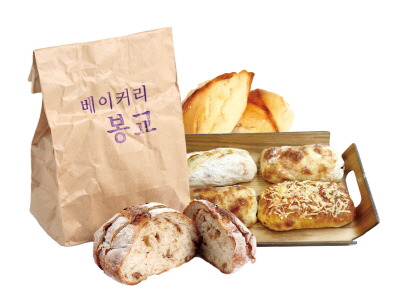 ▲베이커리 봉교에서 판매하고 있는 빵(이태인 기자 teinny@)
