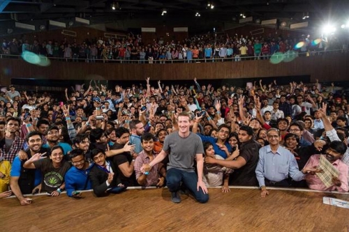 ▲마크 저커버그 페이스북 최고경영자(CEO)가 28일(현지시간) 델리의 인도공과대에서 타운홀 미팅을 하고 있다. 출처 저커버그 페이스북 페이지